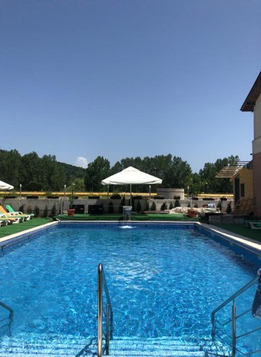 Hotel Ostrov Călimăneşti Kültér fotó