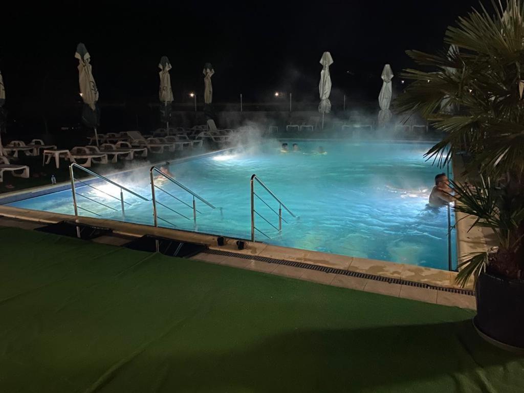 Hotel Ostrov Călimăneşti Kültér fotó